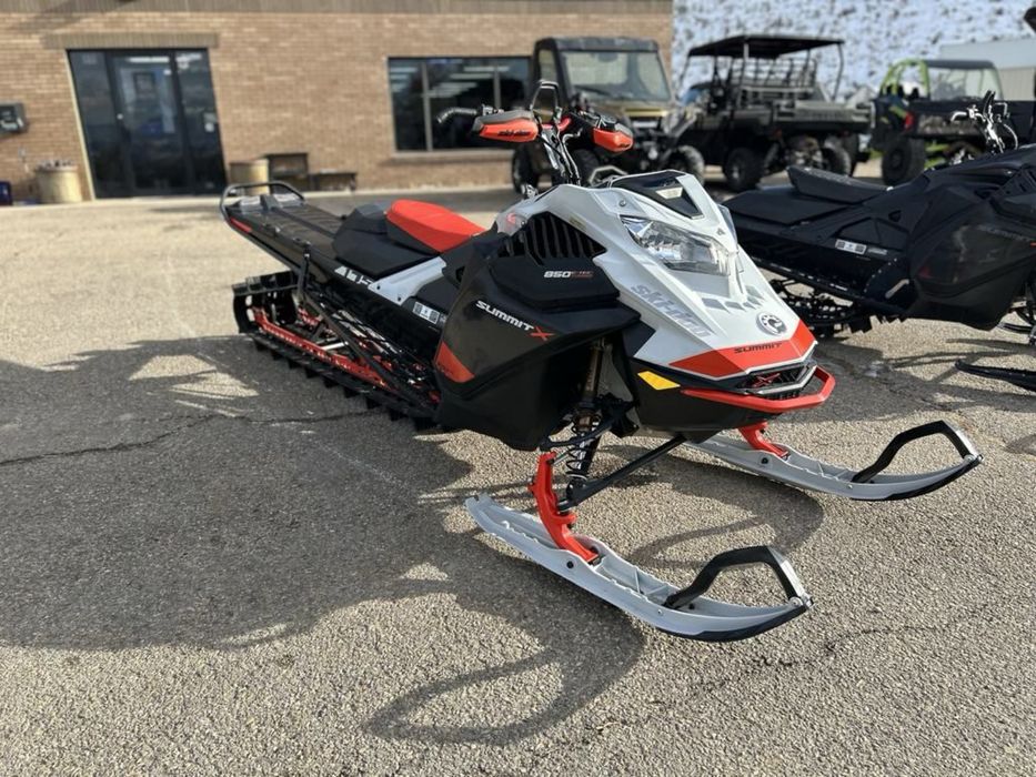3 броя Чисто нови моторни шейни SkiDoo Summit 850 turbo 2021