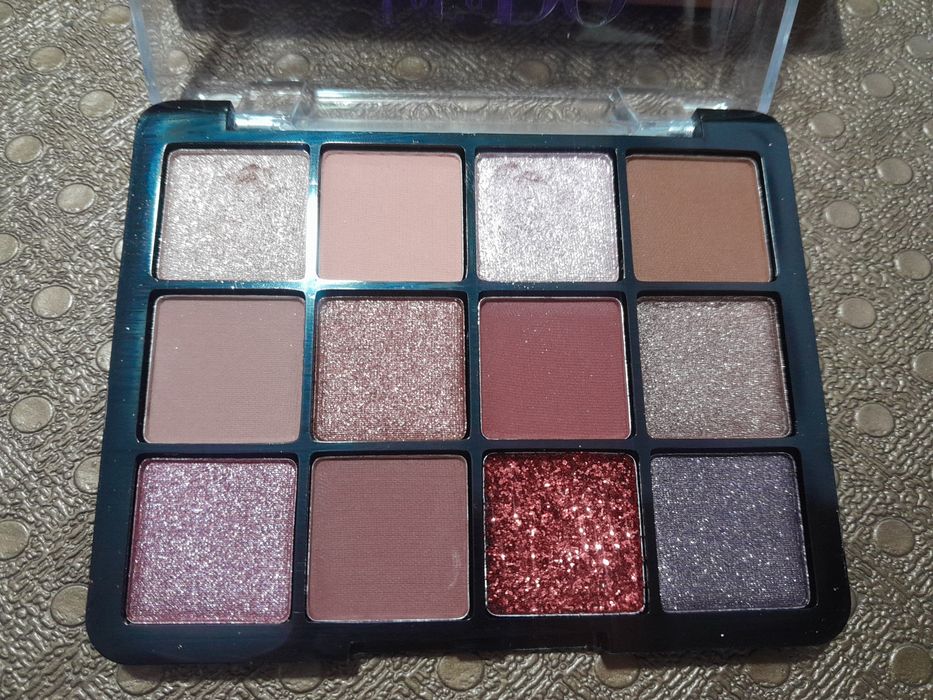 Тени для глаз,несколько красивых цветов.