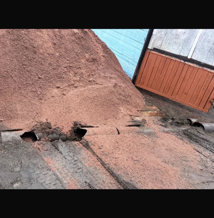 Раскидать песок по двору