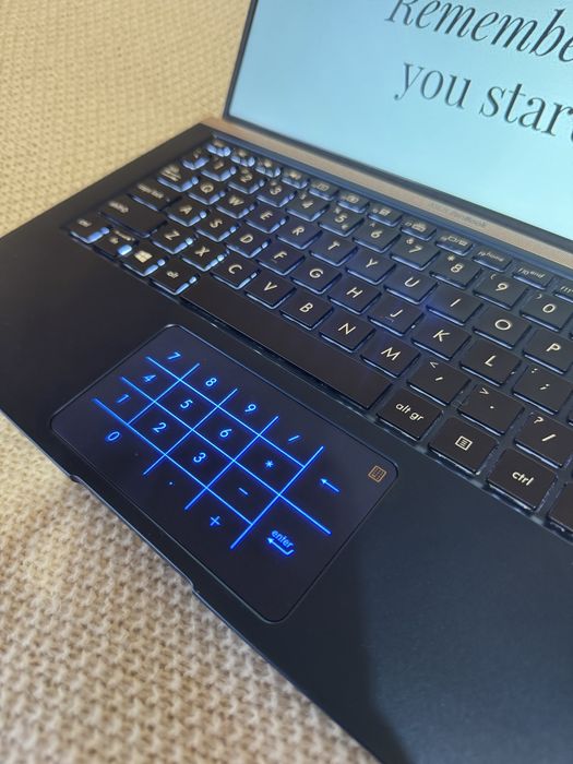 ASUS Zenbook UX333FN Cel mai mic laptop de 13 inch din lume