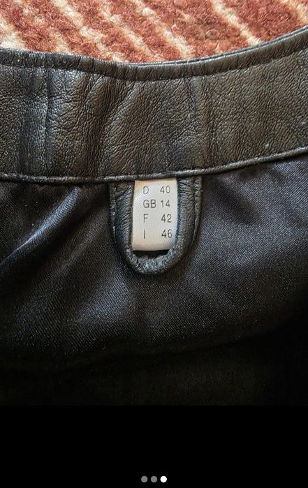 Vând veste de piele neagră!