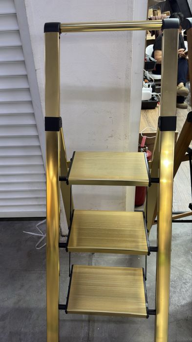 Стремянка золотистая  для дома