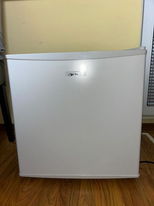 Хладилник мини бар arielli 43 литра, клас Е. бял