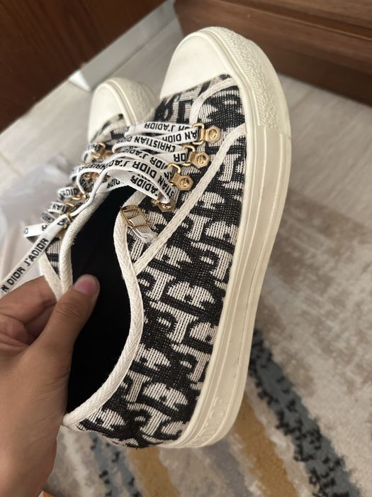 продаю кроссовку летнюю