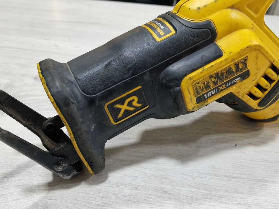 Акумулаторен компактен саблен трион DeWalt DCS367 + батерия и зарядно