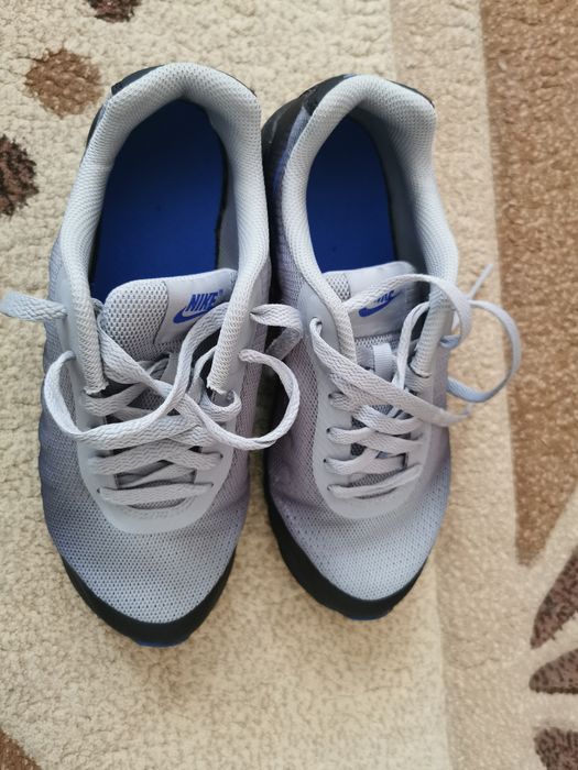 Adidași Nike Invigor