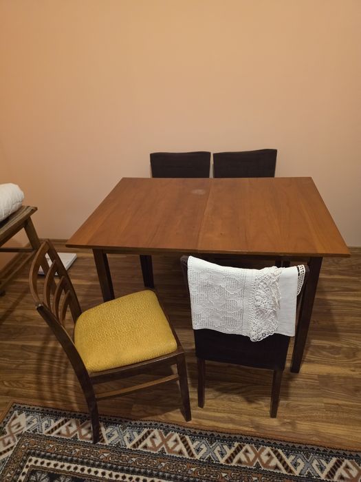 Mese classice cu scaune tapitate