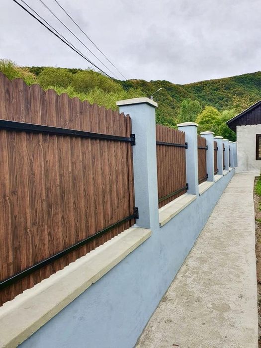 Garduri si porti din panouri stil jaluzele, sipca metalica, tabla cutata, plasa bordurata, fier forjat, BCA sau beton si alte modele disponibile