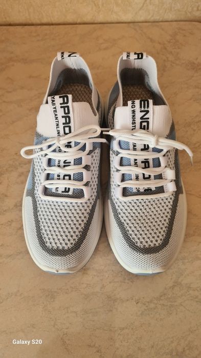 Кроссовки дышащие, длина стельки 26 см