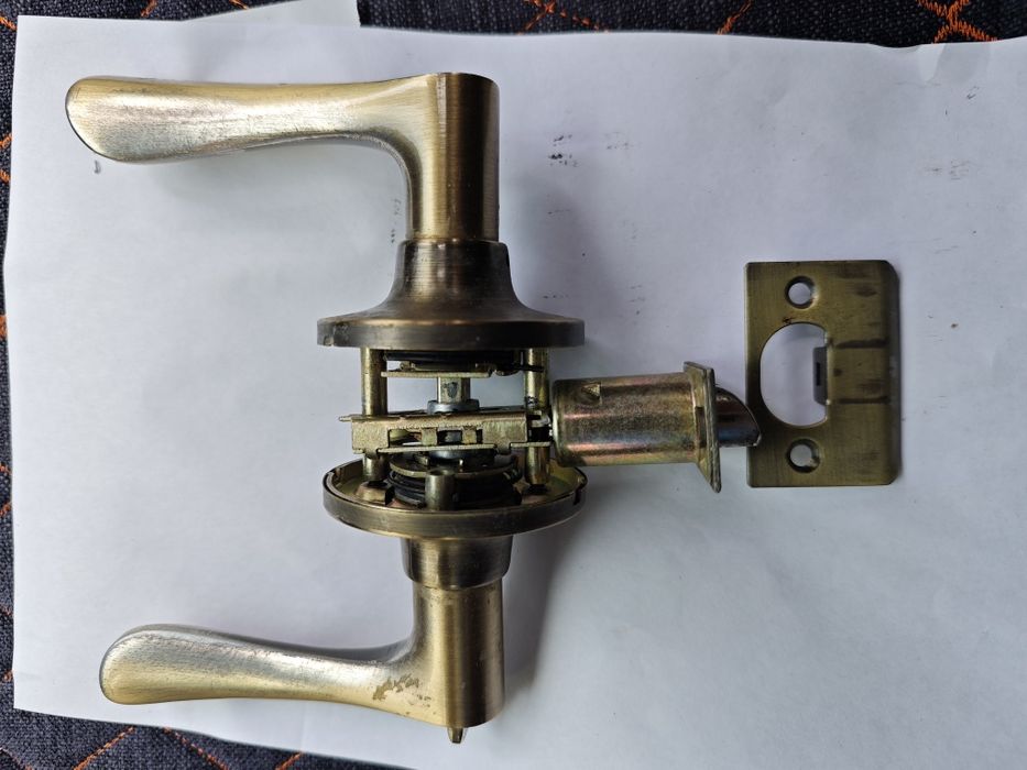 Ручки дверные, с замками и навесами