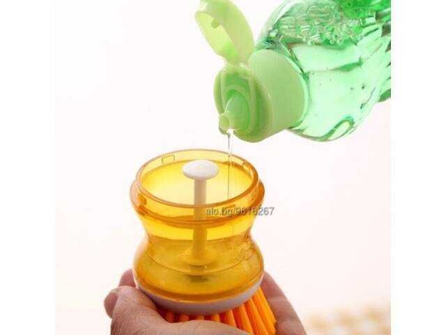 продавам Четка за измиване на чинии с дозатор за препарат