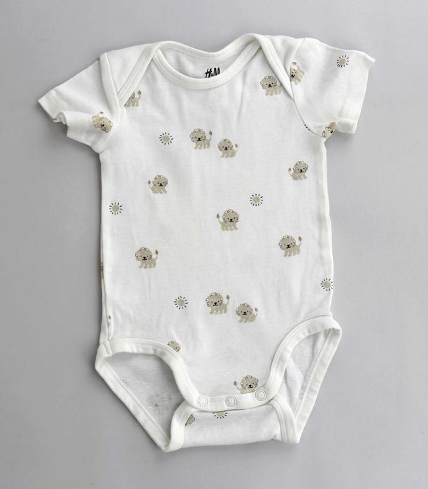 Лот от красиви бебешки дрешки от органичен памук на различни брандове.