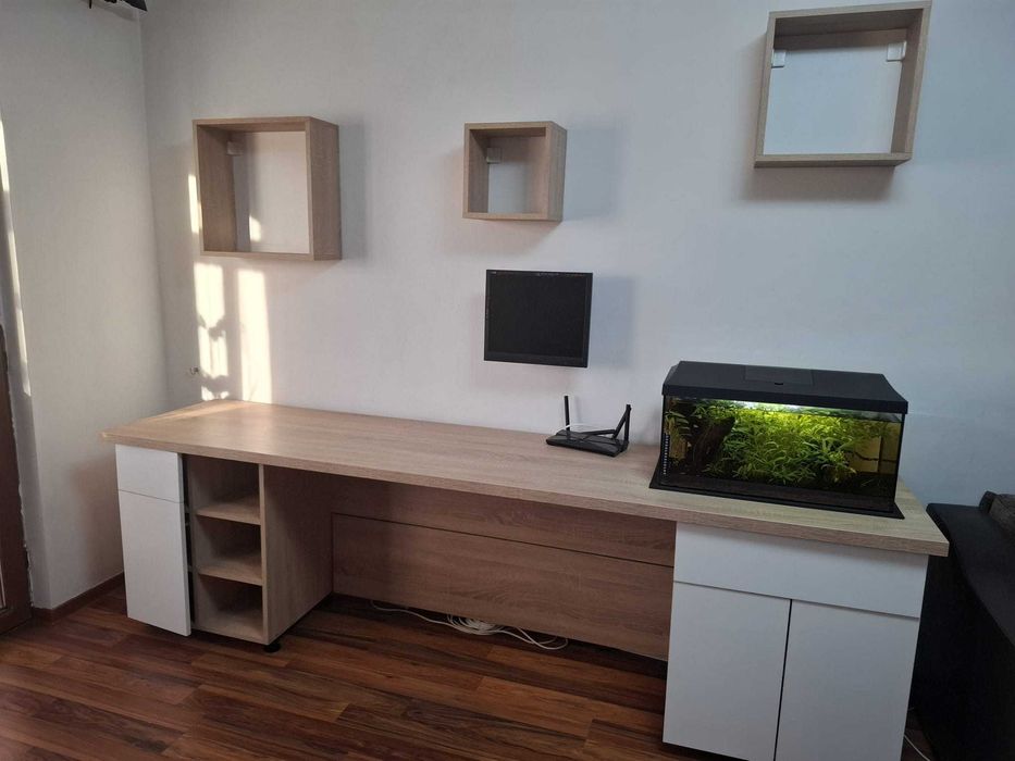 VAND URGENT Birou  Gaming/Office generos cu spații de depozitare + Set 3 cuburi suspendate perete