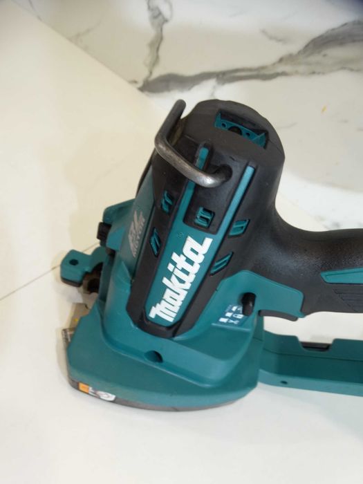 Makita DSC 102 - Акумулаторна машина за рязане на шпилки