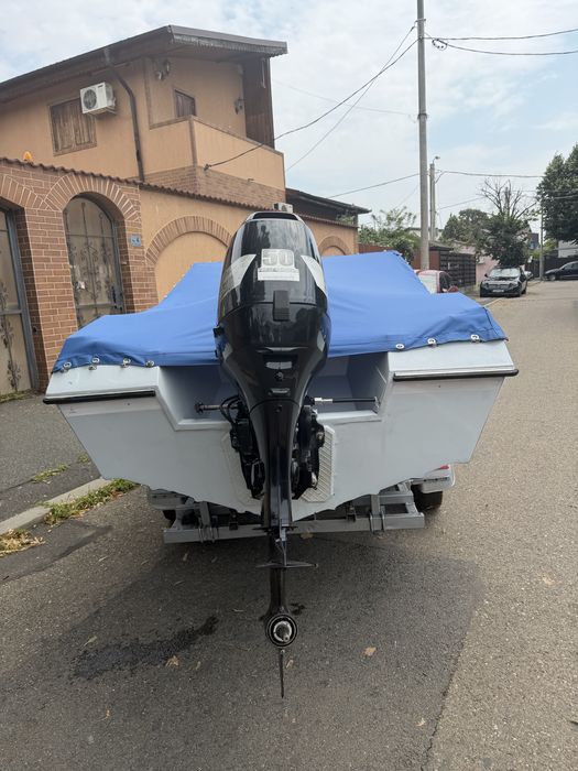 Vand barca cu motor peridoc