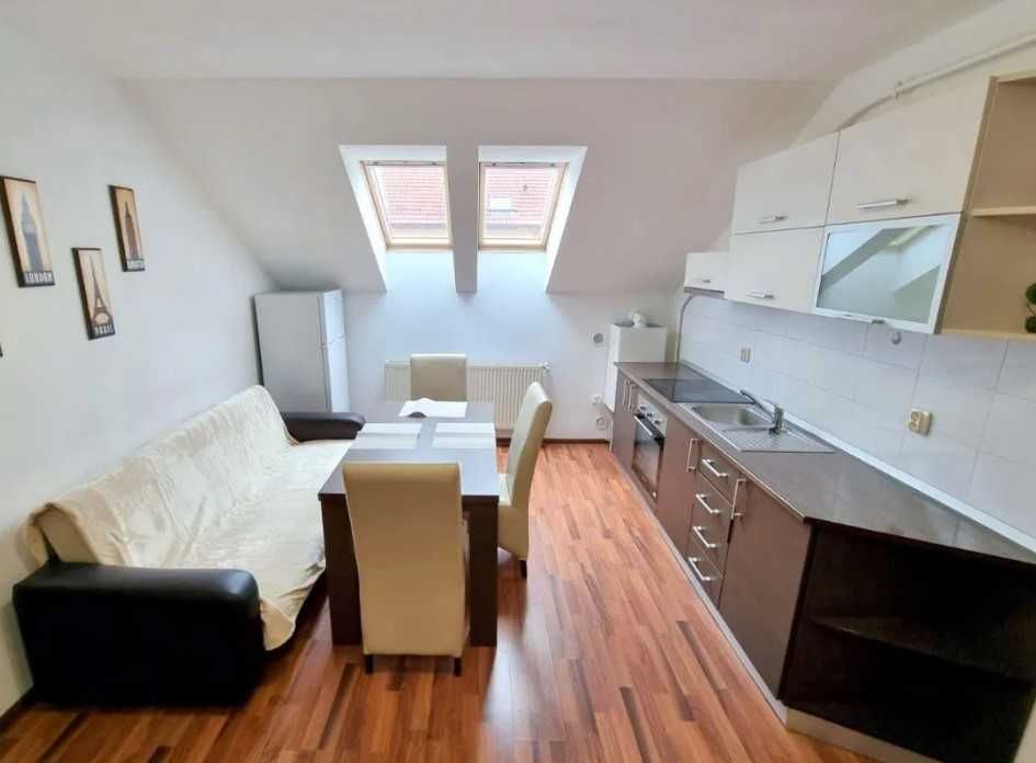 Тристаен апартамент под наем в Центъра