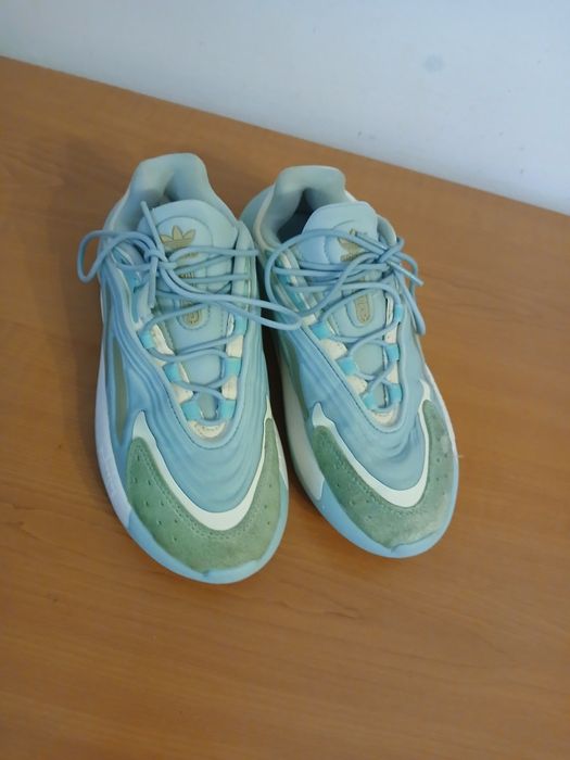 Vand adidasi adidas ozelia marimea 38,5 de femei