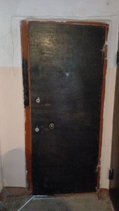 Продам железную дверь