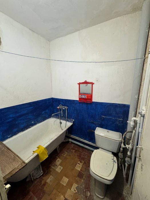 Срочно 1х 4микрарайоне вдоль дороги Прадаётся