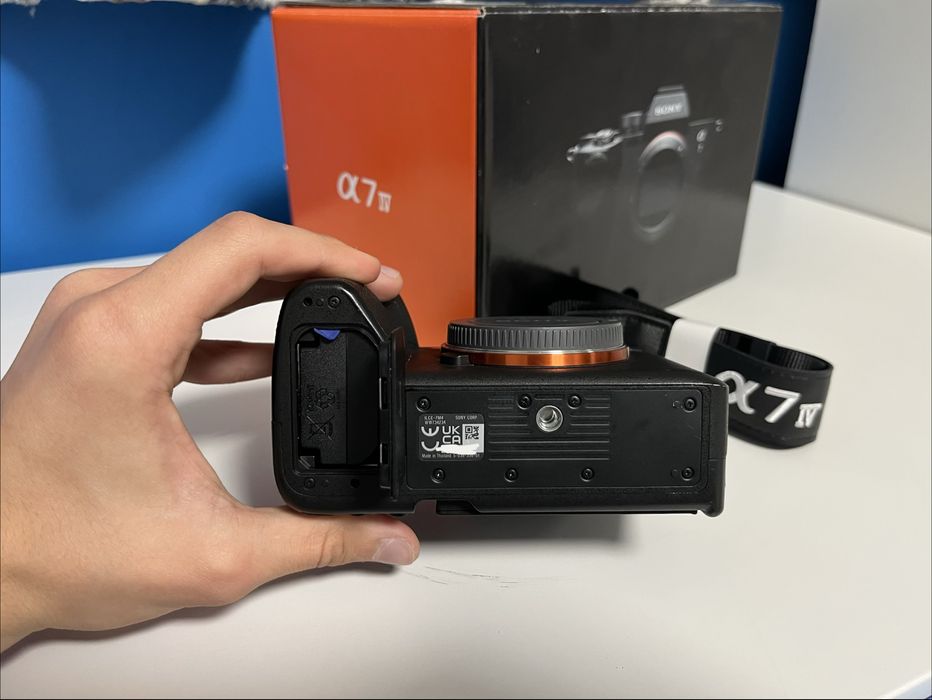 Продавам Sony A7 IV като нова и с 4 години оставаща гаранция