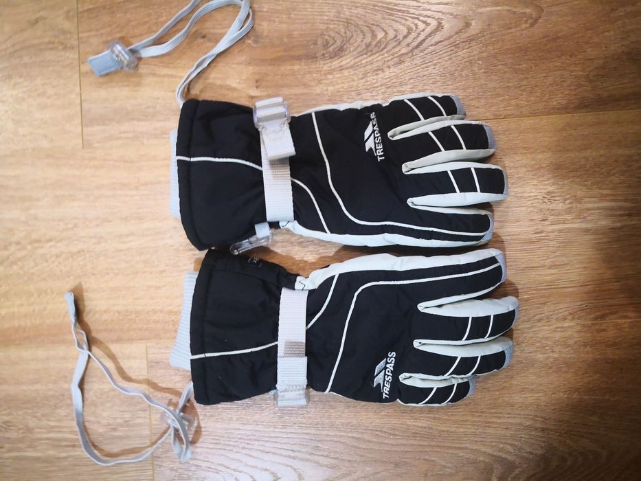 Шапки ръкавици колани и чантичка за кръста