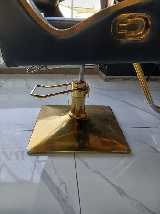 Sartarosh kreslo sotoladi, ozgina ishlatilgan xolati ideal