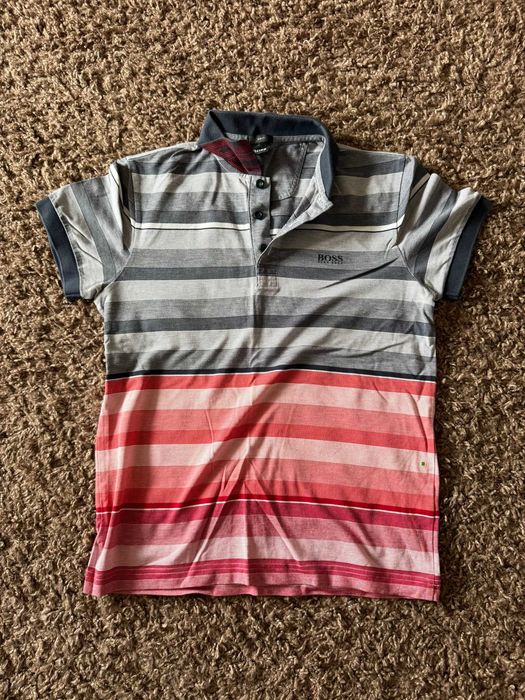 Мъжка тениска с яка BOSS размер S супер запазена