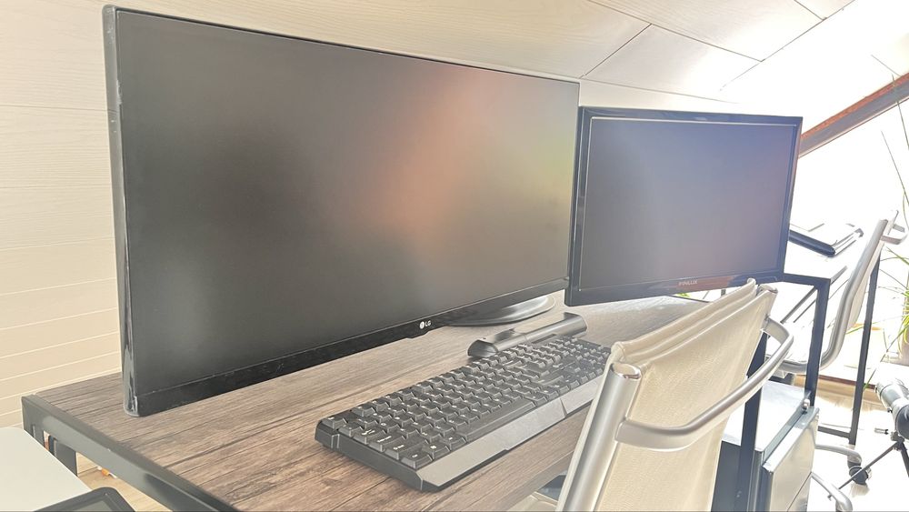 Monitor Lg cu ecran spart pentru piese