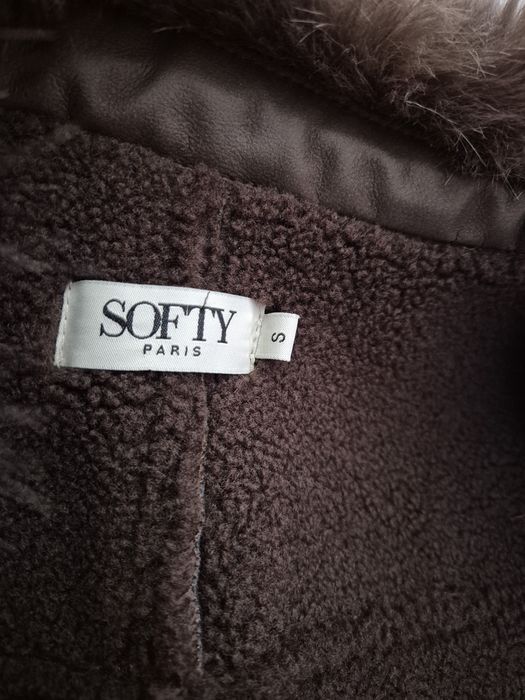 Дамско яке с пухена яка