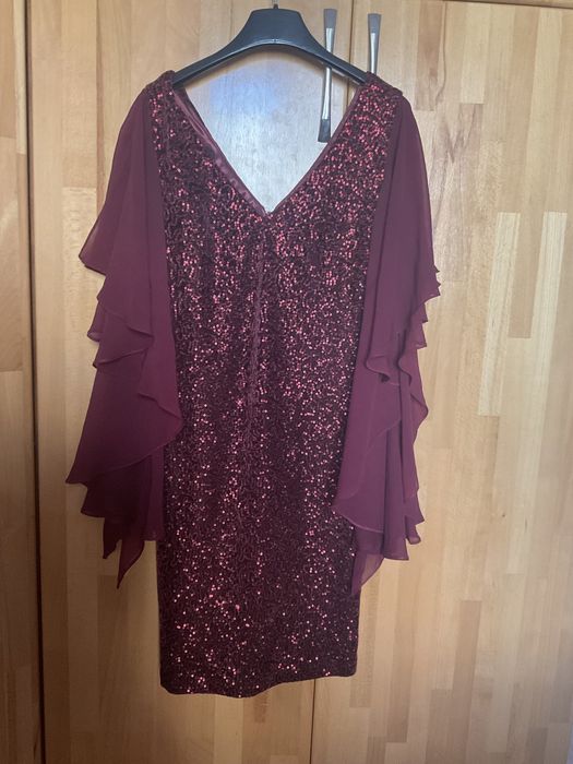 Кадифе,цялата с шити пайети рокля JUNONA,с ръкав пеперуда,размер М