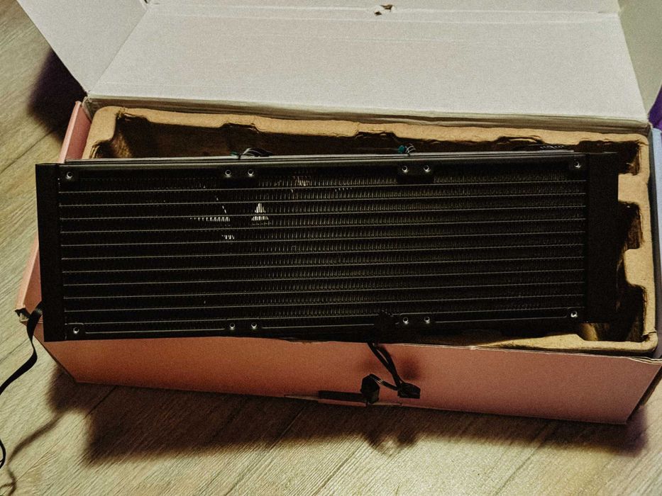 Răcitor CPU 360 AIO cu Oglindă ARGB și Ventilatoare PWM