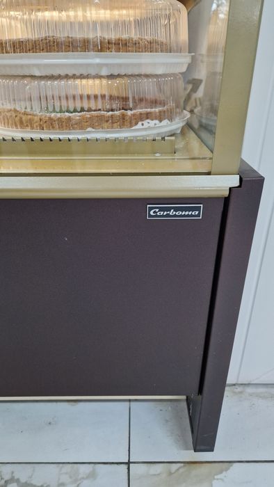 Продам холодильную витрину Carboma