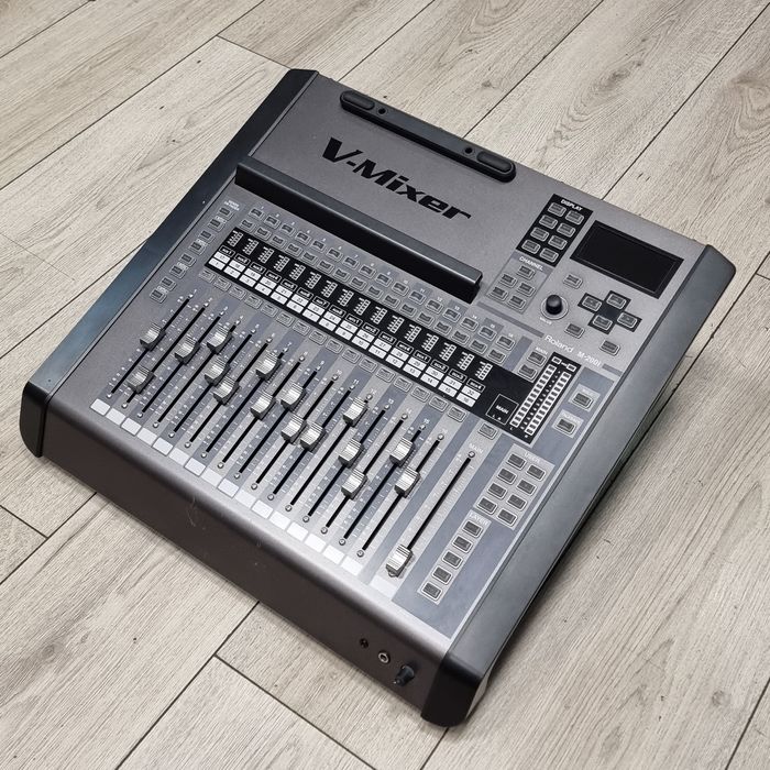 Amanet F28: Mixer audio Roland M-200i