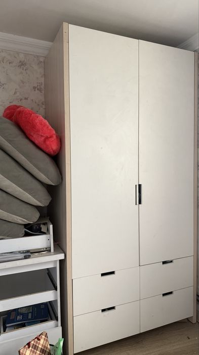 Продается детская мебель. Кровать с матрасом, 2 тумбы-полки и стол.