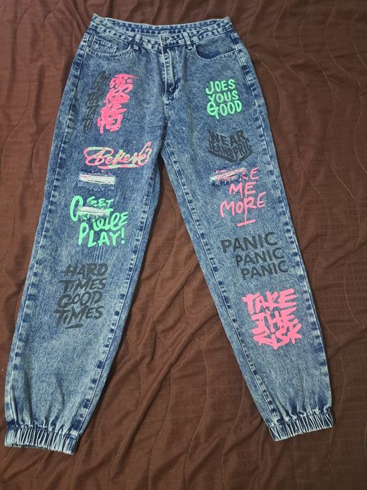 Обрисувани дънки