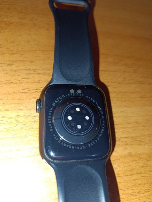 Умные часы Apple Watch Series 6 с алюминиевым корпусом размером 44 мм.