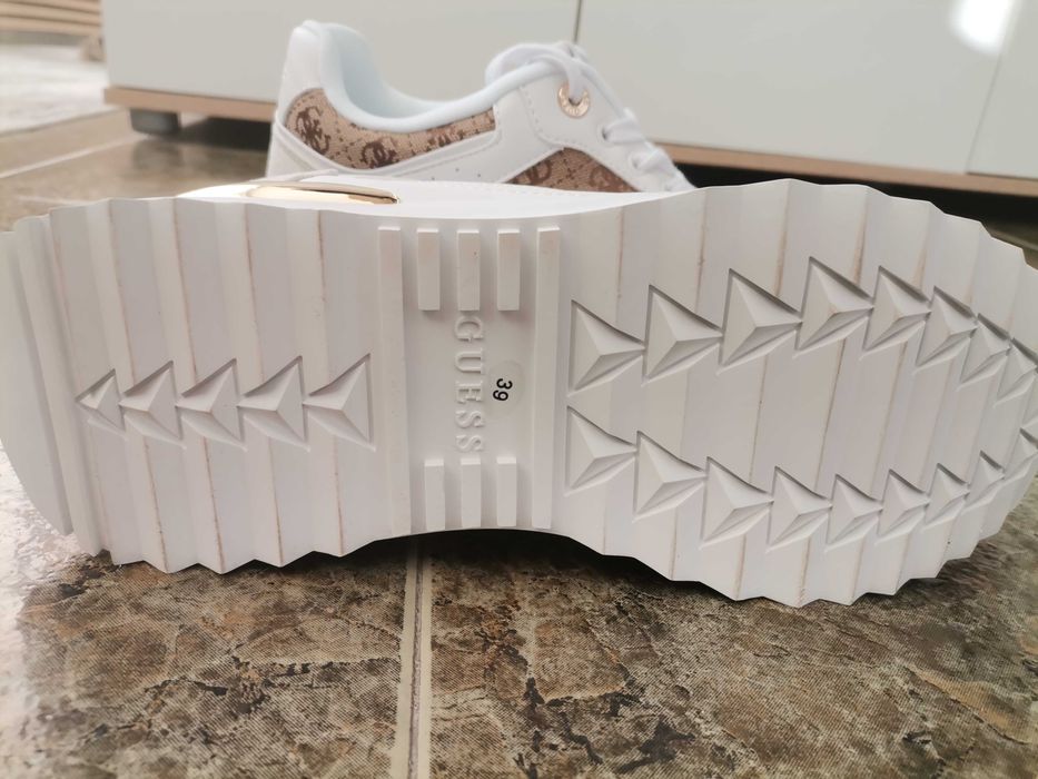 Оригинални дамски  обувки Guess