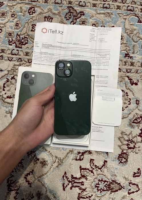 iPhone 13 с документами
