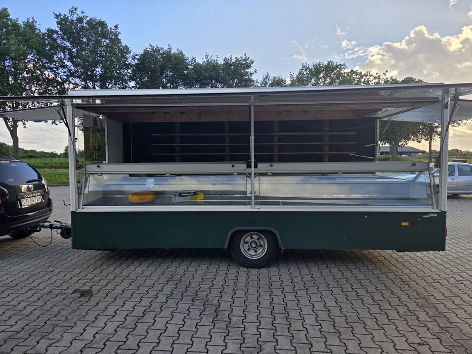 Foodtruck. Foodtrailer. Rulota. frigorific