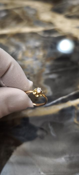 Золотое кольцо с природным бриллиантом