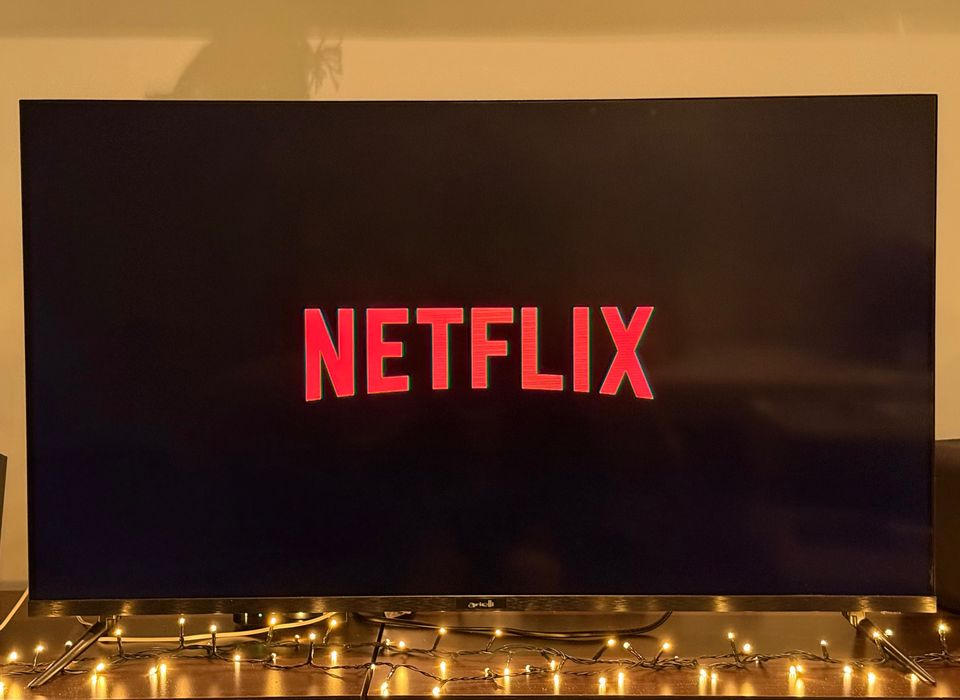 Arielli 40” LED Full HD телевизор – като нов + дистанционно и стойка