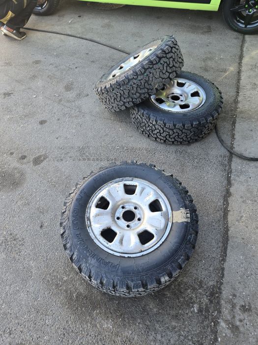Vând anvelope teren .