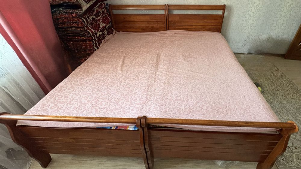 Кровать деревянная