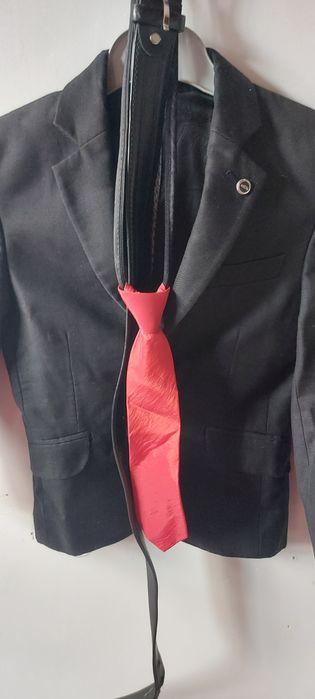 Qora kastyum sotiladi