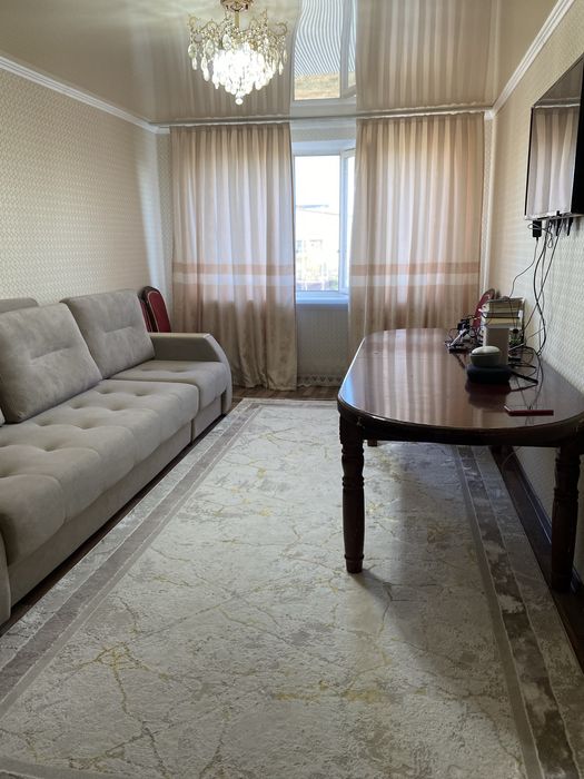 Стол со стульями для гостинной