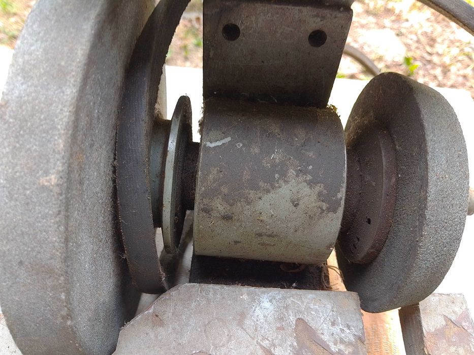 Шмиргел за заточване на стругарски ножове