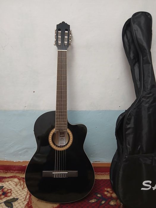 Классик гитара сотилади