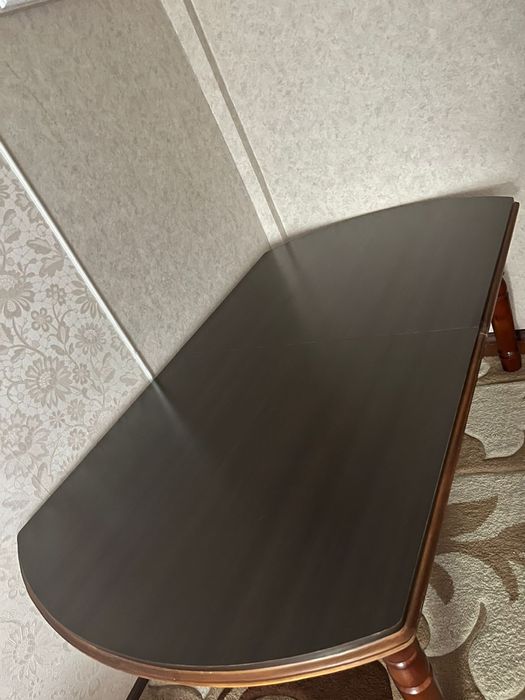 Стол для гостинной