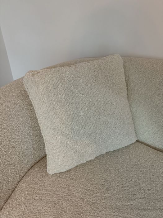 Canapea modernă bouclé alb, design curbat, stare foarte bună, 2 perne incluse