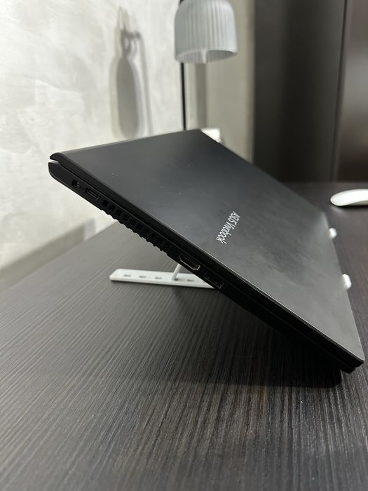 Laptop ASUS-design slim, stare foarte bună